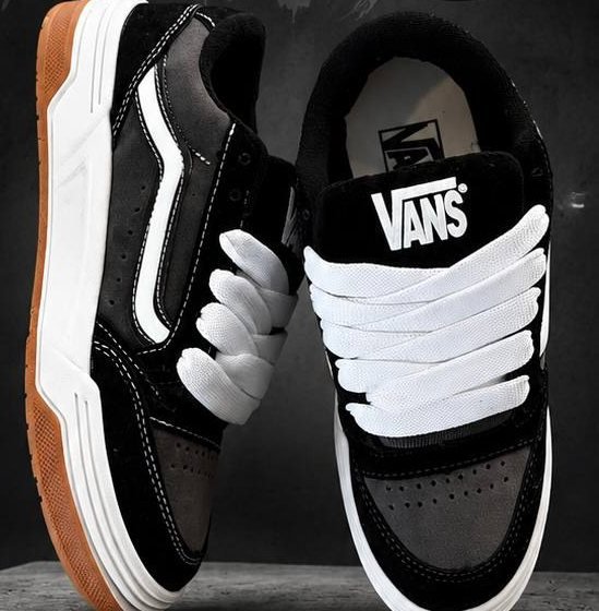 Zapatillas Vans Hylane negras con cordones blancos